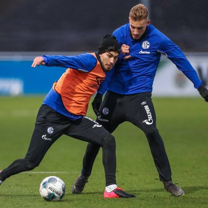 星空体育下载-沙尔克球队遭遇连败,排名急速下滑怎么办